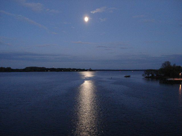 File:Mond plasee.jpg