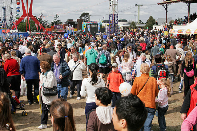 File:Crowds - melbourne show 2005.jpg