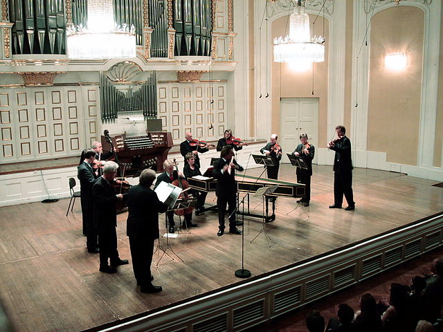 File:Mozarteum grosser saal buehne mit orchester.jpg