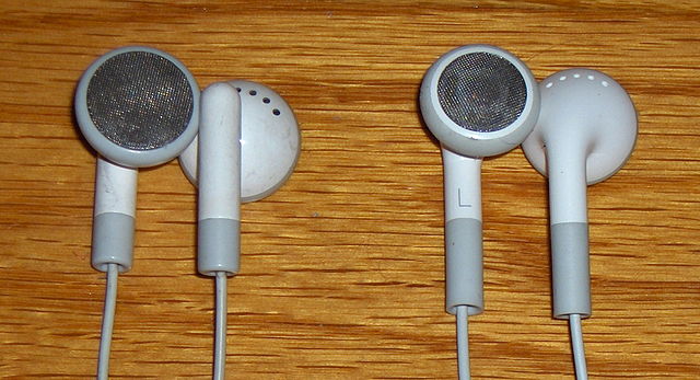 File:IPod Earbuds.JPG
