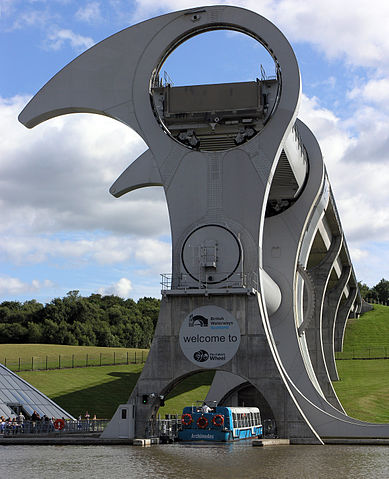 File:Falkirk Wheel Boat Entry SMC.jpg