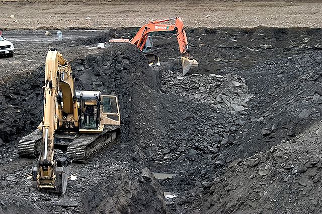 File:Ammolite mining.jpg