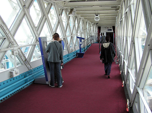 File:Tower.bridge.9.walkwaysinterior.london.arp.jpg