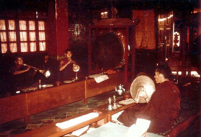 File:Tibetan monks Boudhanath 1973.JPG