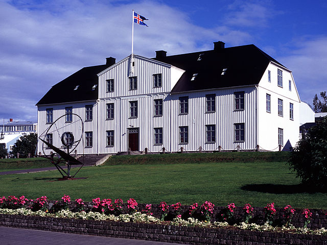 File:Menntask&oacute;linn &iacute; Reykjav&iacute;k (main building, 2004).jpg
