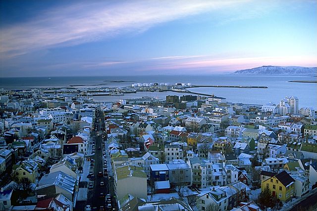 File:Reykjav&iacute;k s&eacute;&eth; &uacute;r Hallgr&iacute;mskirkju.jpeg