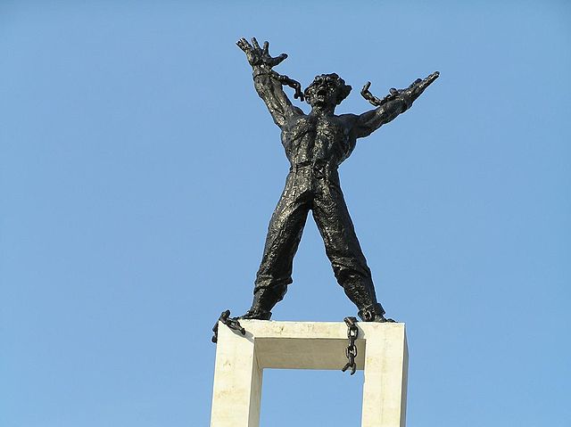 File:Irian Barat Statue.JPG