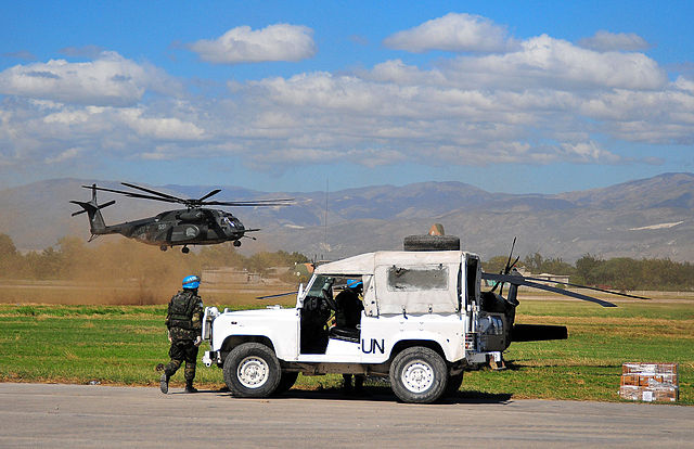 File:USN MH-53E lands supplies at Port-au-Prince 2010-01-16.jpg