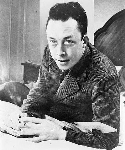 File:Albert Camus, gagnant de prix Nobel, portrait en buste, pos&eacute; au bureau, faisant face &agrave; gauche, cigarette de tabagisme.jpg