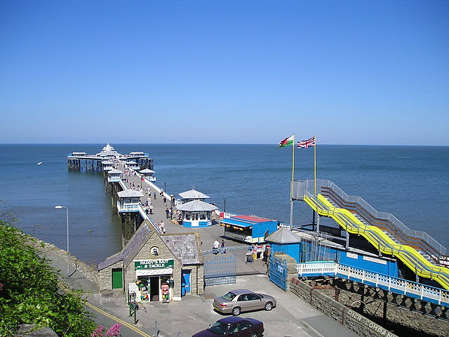 File:LlandudnoPier-P6140188.JPG
