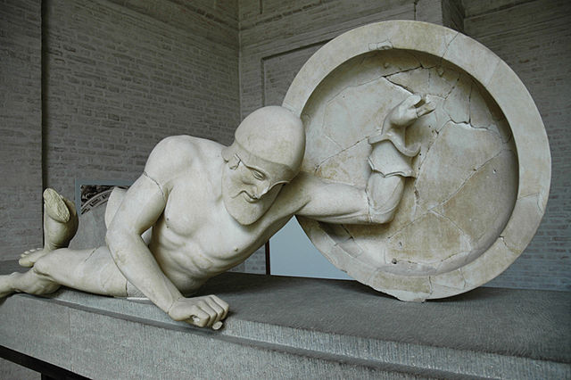 File:Aphaia pediment Laomedon E-XI Glyptothek Munich 85.jpg