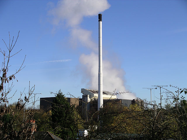 File:Incineration unit plume Coventry 19n06.jpg