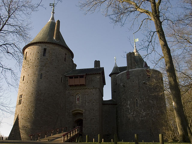 File:Castell Coch frontside January midday.jpg