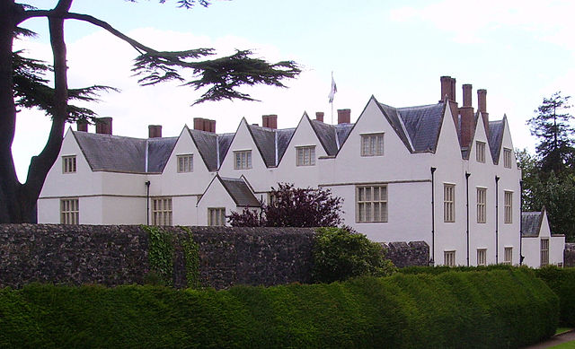 File:Garden Castle St Fagans 12.JPG