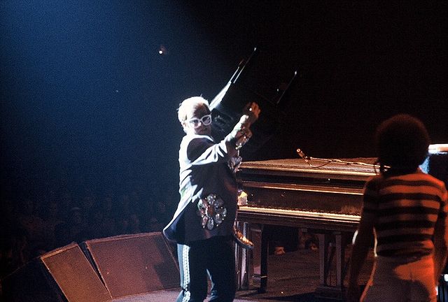 File:Elton John nel 1975.jpg