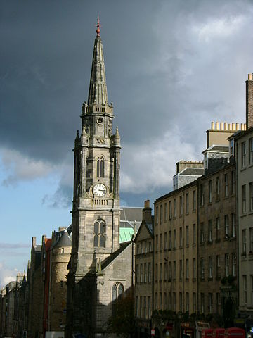 File:Looking down Royal Mile, Edinburgh.jpg