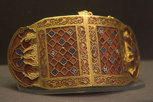 File:Sutton.Hoo.ShoulderClasp2.RobRoy.jpg