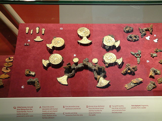 File:Sutton.Hoo.BucklePieces.JorViking.jpg