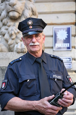 File:HH Polizeihauptmeister MZ.jpg