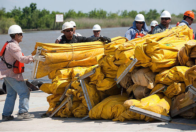 File:Workers building boom against oil spill after Deepwater Horizon disaster.jpg