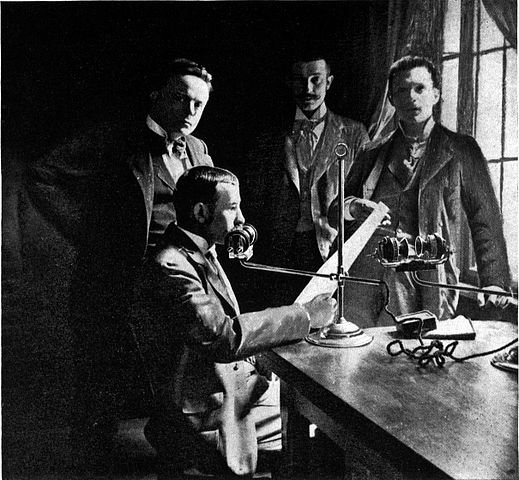 File:Telefon Hirmondo - Stentor reading the day's news.jpg