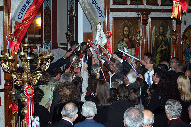 File:Receiving the Holy Light at Easter.jpg