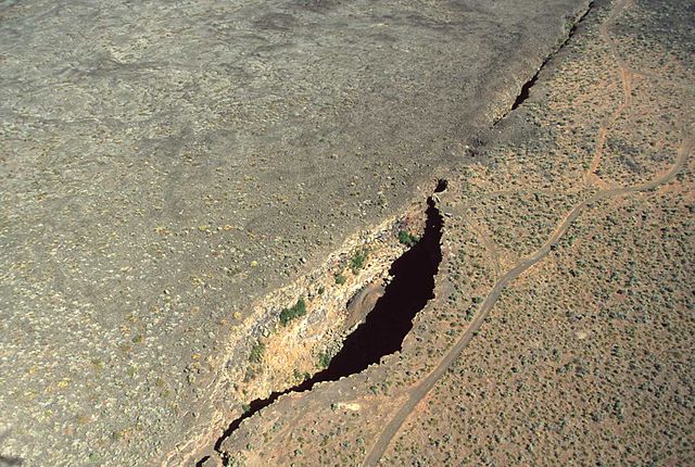 File:Kings Bowl and Great Rift from air.jpg