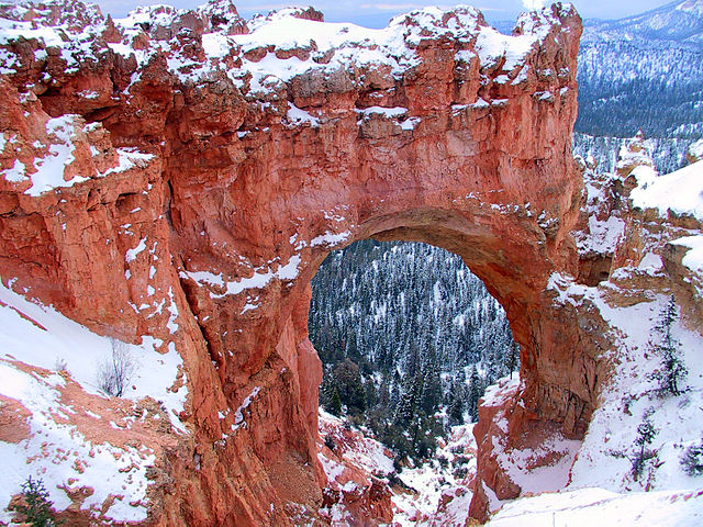File:Natural bridge in Bryce Canyon.jpg