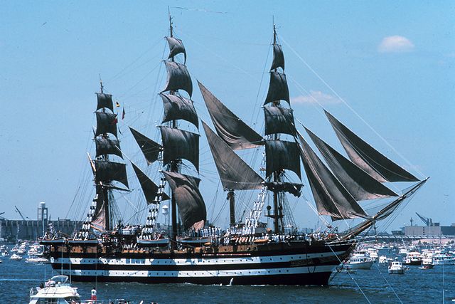 File:Amerigo vespucci 1976 nyc aufgetakelt.jpg