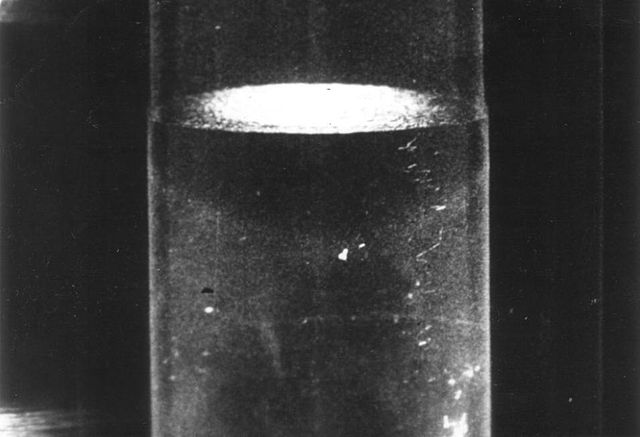 File:Liquid helium superfluid phase.jpg