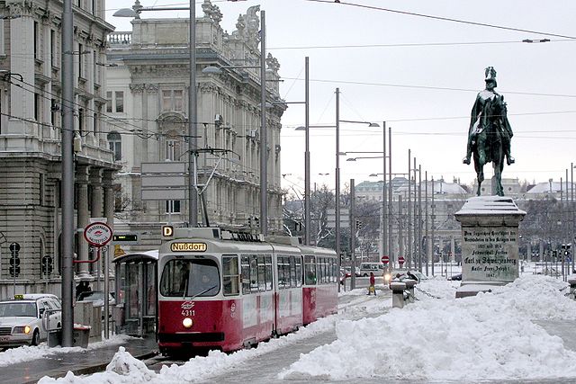 File:Tramwien E2 schwarzenberplatz.jpg