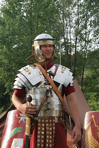 File:Roman soldier in lorica segmentata 1.jpg