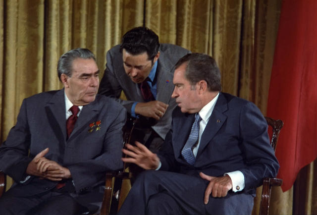 File:Leonid Brezhnev and Richard Nixon talks in 1973.png