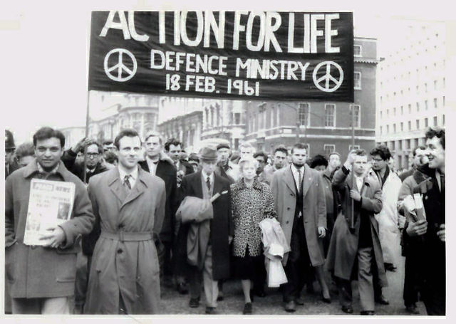 File:Bertrand Russell leads anti-nuclear march in London, Feb 1961.jpg
