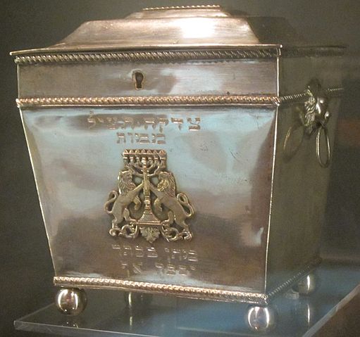 File:Tzedakah (charity) box, Charleston, 1820, silver, National Museum of American Jewish History.JPG