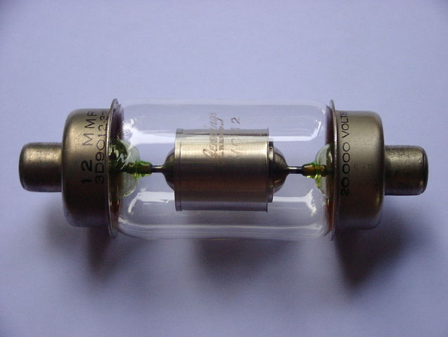 File:Vacuum capacitor with uranium glass.jpg