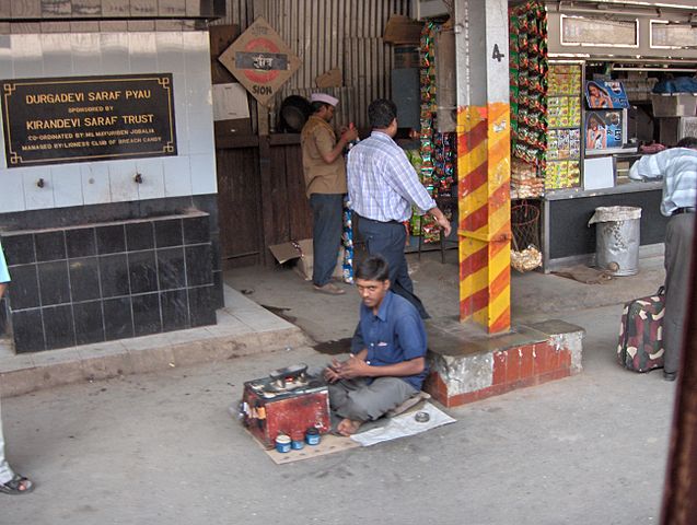 File:Shoe-polish-guy-Bombay.jpg