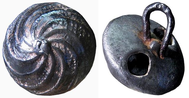 File:Spanish button ca. 1650-75 12mm f&b.jpg