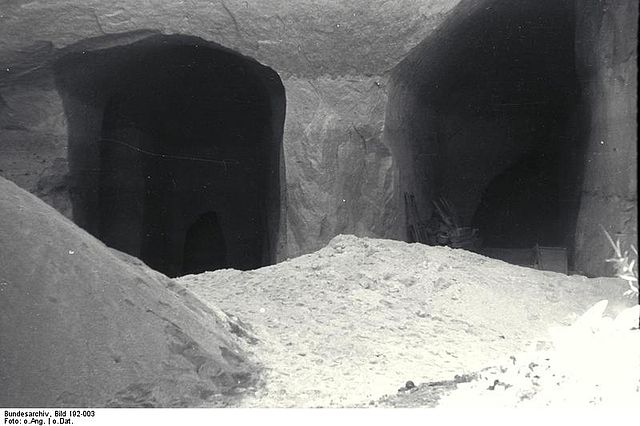 File:Bundesarchiv Bild 192-003, KZ Mauthausen, Stolleneing&auml;nge.jpg