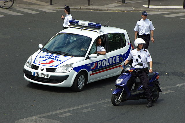 File:Police pr&eacute;parant l'arriv&eacute;e d'une manifestation.JPG