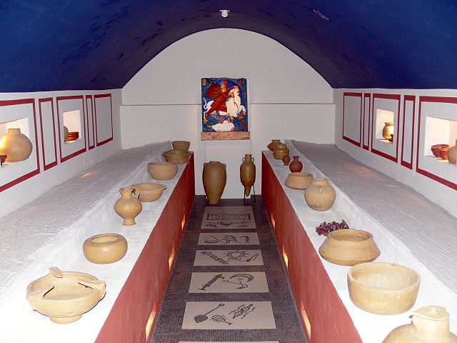 File:Bible museum - Mithrasheiligtum.jpg
