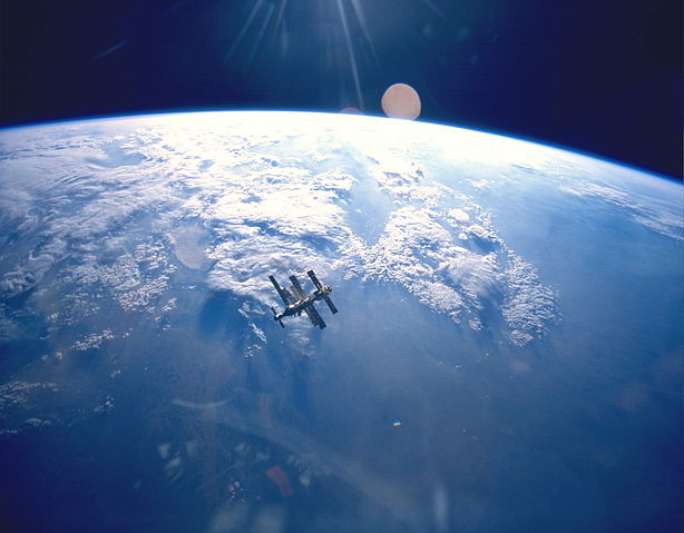 File:Earth & Mir (STS-71).jpg