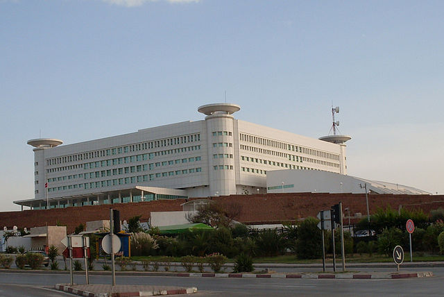 File:Tunis si&egrave;ge t&eacute;l&eacute;vision.JPG