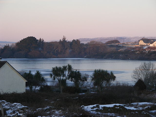 File:Caladh Thadhg lake.jpg