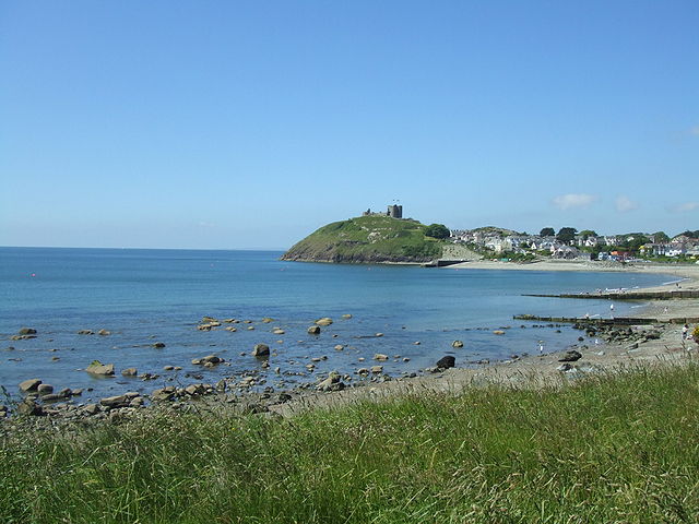 File:Criccieth beach.JPG