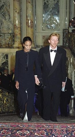 File:Bundesarchiv Bild 199-1992-088-25, Britische K&ouml;nigin Elisabeth II. in Br&uuml;hl.jpg