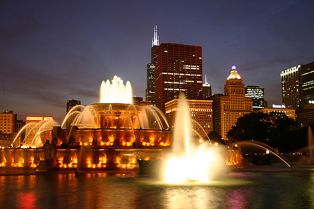 File:Buckingham Fountain in Chicago at night .jpg