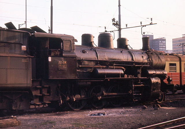 File:Jugoslav Railways (JZ) 25 Class 2-8-0 at Ljubljana shed, August 1971.jpg