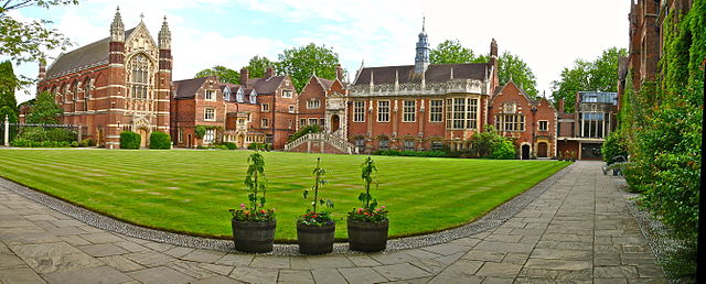 File:Selwyn College Old Court Panorama from North-West corner.jpg