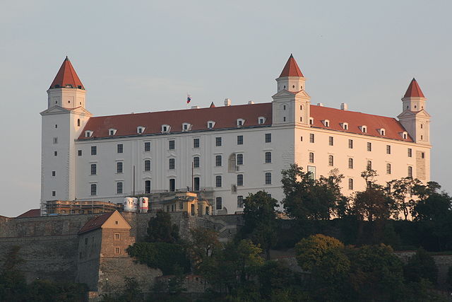 File:Bratislava Hrad z juhovychodu.JPG
